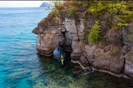 Du khách chèo thuyền kayak trên biển Waitukubuli ở Dominica. (Nguồn: Times)