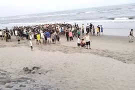 Ngay khi nhận được tin báo, chính quyền địa phương, Đồn Biên phòng Roòn và người dân cùng các lực lượng liên quan đã tổ chức ứng cứu, tìm kiếm các nạn nhân. (Ảnh: TTXVN phát)
