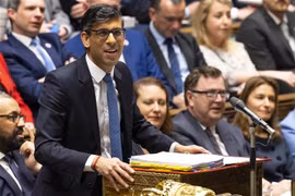 Thủ tướng Anh Rishi Sunak phát biểu tại phiên họp Hạ viện ở thủ đô London ngày 22/3/2023. (Ảnh: AFP/TTXVN)