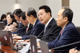 Tổng thống Hàn Quốc Yoon Suk Yeol (thứ 2, phải) phát biểu tại cuộc họp nội các ở Seoul ngày 13/6/2023. (Ảnh: Yonhap/TTXVN)