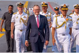 Thủ tướng Australia Anthony Albanese trên tàu sân bay nội địa INS Vikrant ở Mumbai. (Nguồn: NDTV)