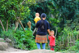 Phú Thọ triển khai nhiều biện pháp nhằm giảm tình trạng tảo hôn, hôn nhân cận huyết. (Ảnh minh họa: Nam Thái/TTXVN)