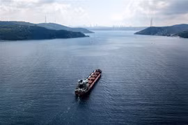 Tàu chở ngũ cốc di chuyển dọc Eo biển Bosphorus ngày 3/8/2022. (Ảnh: AFP/TTXVN)