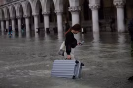 Ngập lụt trên quảng trường San Marco ở Venice, Italy ngày 13/11/2019 do triều cường cao nhất trong 50 năm. (Ảnh: THX/TTXVN)