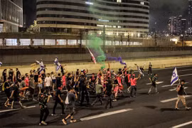 Người dân tham gia biểu tình phản đối kế hoạch cải cách tư pháp tại Tel Aviv, Israel, ngày 8/7/2023. (Ảnh: AFP/TTXVN)