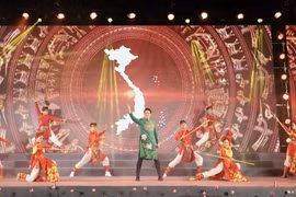 Tổ khúc nghệ thuật “Hào khí Việt Nam” do ca sỹ Nguyễn Phi Hùng và nhóm múa Sắc Vũ trình diễn tại chương trình. (Ảnh: Hồng Giang/TTXVN)