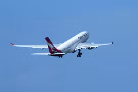 Máy bay của hãng hàng không Qantas Airline cất cánh từ sân bay quốc tế Ngurah Rai, Indonesia. (Ảnh: AFP/TTXVN)