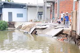 Các căn nhà bị rơi xuống sông tại vụ sạt lở xã Song Phụng (giáp sông Hậu), huyện Long Phú, tỉnh Sóc Trăng. (Ảnh Tuấn Phi/TXVN)