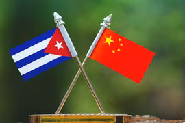Cờ Cuba và cờ Trung Quốc. (Ảnh minh họa: China Briefing)