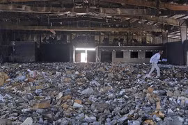 Kho dự trữ thiết bị y tế bị phá hủy trong cuộc giao tranh tại Nyala, tỉnh Nam Darfur, Sudan, ngày 2/5/2023. (Ảnh: AFP/TTXVN)