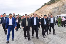 Thủ tướng Phạm Minh Chính đến kiểm tra Hầm Dốc Sạn (Khánh Hoà) thuộc Dự án thành phần đầu tư xây dựng Nha Trang-Cam Lâm. (Ảnh: Dương Giang/TTXVN)