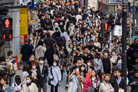 Người dân di chuyển trên đường phố thủ đô Tokyo, Nhật Bản ngày 5/4/2023. (Ảnh: AFP/TTXVN)
