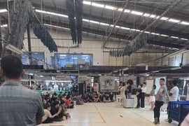 Hàng trăm công nhân Công ty TNHH Saitex International ngừng việc tập thể sáng 11/4 vì bị trừ lương do hàng lỗi. (Ảnh: Báo Lao Động)