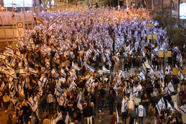 Người dân Israel tham gia biểu tình phản đối kế hoạch cải cách tư pháp, tại Tel Aviv. (Ảnh: AFP/TTXVN)