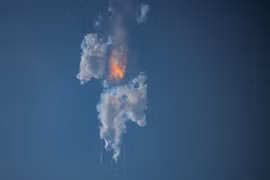 Tên lửa Super Heavy đưa tàu Starship của hãng SpaceX lên vũ trụ phát nổ ngay sau khi được phóng từ sân bay vũ trụ Starbase ở Boca Chica, bang Texas (Mỹ) ngày 20/4/2023. (Ảnh: AFP/TTXVN)