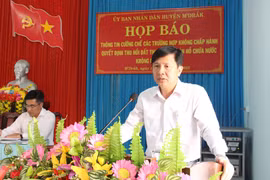 Ông Nguyễn Đức Thảo, Phó Chủ tịch UBND huyện MDrắk phát biểu tại buổi họp báo. (Nguồn: Cổng thông tin điện tử tỉnh Đắk Lắk)