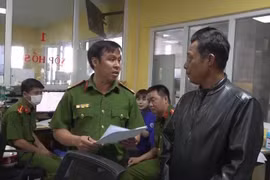 Công an thi hành lệnh bắt giữ Giám đốc Trung tâm Đăng kiểm 50-17D Hồ Hữu Tài. (Nguồn: Báo Thanh niên)
