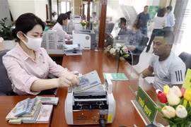 Bộ Tài chính đề xuất giảm mức thu nhiều khoản phí nhằm hỗ trợ người dân và doanh nghiệp. (Ảnh minh họa: Trần Việt/TTXVN)