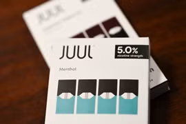 Thuốc lá điện tử Juul Labs được bày bán tại cửa hàng ở California, Mỹ. (Ảnh: AFP/TTXVN)