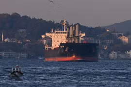 Tàu chở ngũ cốc của Ukraine di chuyển qua Eo biển Bosphorus ở Istanbul, Thổ Nhĩ Kỳ ngày 2/11/2022. (Ảnh: AFP/TTXVN)