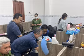 Công an khám xét căn nhà các đối tượng dùng làm nơi đòi nợ thuê. (Ảnh: TTXVN phát)