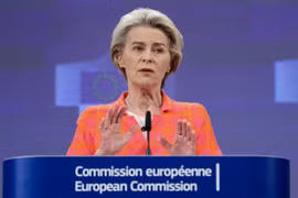 Chủ tịch Ủy ban châu Âu Ursula von der Leyen phát biểu tại cuộc họp báo ở Brussels, Bỉ, ngày 15/5/2023. (Ảnh: AFP/TTXVN)