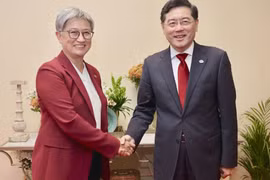 Bộ trưởng Ngoại giao Australia Penny Wong chào đón người đồng cấp mới của Trung Quốc Tần Cương tại G20 ở Ấn Độ. (Nguồn: 9News)