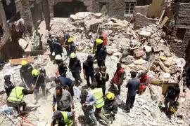 Lực lượng cứu hộ tại hiện trường vụ sập nhà 5 tầng tại Cairo ngày 17/7. (Nguồn: AP)