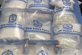 Cảnh sát NSW đã tìm thấy 20kg chất mà họ tin là ﻿methylamphetamine bên trong một chiếc xe ôtô trên đường cao tốc ở Nabiac. (Nguồn: 9News)