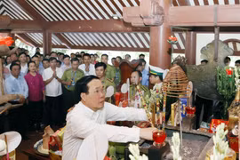 Chủ tịch nước Võ Văn Thưởng dâng hương tưởng nhớ Bác Hồ trên núi Ba Vì