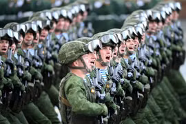 Binh sỹ Nga tham gia lễ duyệt binh kỷ niệm Ngày Chiến thắng tại Quảng trường Đỏ ở Moskva ngày 9/5/2022. (Ảnh: AFP/TTXVN)