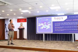 Đại diện Hội Tin học Thành phố Hồ Chí Minh giới thiệu về Triển lãm Quốc tế công nghệ giáo dục, công nghệ thông tin, thiết bị, đồ chơi và đồ dùng học tập – BESS VIETNAM 2023. (Ảnh: Tiến Lực/TTXVN)