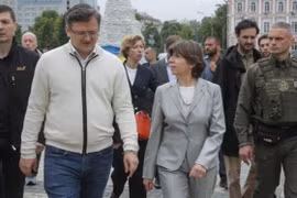 Ngoại trưởng Pháp Catherine Colonna (giữa, phải) và người đồng cấp Ukraine Dmytro Kuleba (giữa, trái) tại cuộc gặp ở thành phố Odessa ngày 26/1/2023. (Ảnh: EPA-EFE/TTXVN)