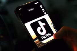 Biểu tượng TikTok trên màn hình điện thoại. (Ảnh: AFP/TTXVN)