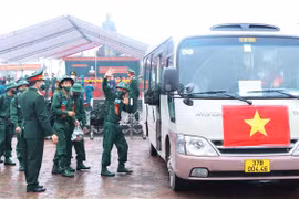 Thanh niên ưu tú Hà Tĩnh tự hào được thực hiện nghĩa vụ công dân, lên đường nhập ngũ. (Ảnh: Hoàng Ngà/TTXVN)