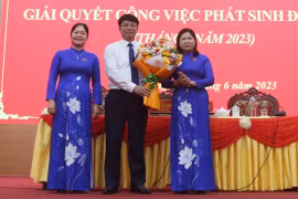 Lãnh đạo HĐND tỉnh Bắc Kạn tặng hoa chúc mừng ông Nông Quang Nhất được bầu giữ chức vụ Phó Chủ tịch UBND tỉnh Bắc Kạn tại Kỳ họp đột xuất HĐND tỉnh Bắc Kạn khóa X ngày 5/6/2023. (Nguồn: Báo Điện tử Chính phủ)
