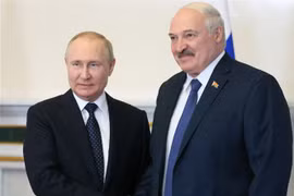 Tổng thống Nga Vladimir Putin (trái) và người đồng cấp Belarus Alexander Lukashenko tại cuộc gặp ở Saint Petersburg, ngày 25/6/2022. (Ảnh: AFP/TTXVN) 