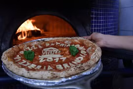 Chế biến Pizza tại một nhà hàng ở Naples, Italy. (Ảnh: AFP/TTXVN)