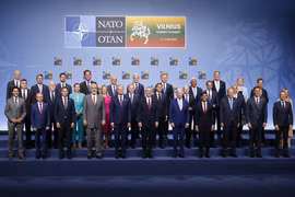 Tổng Thư ký Tổ chức Hiệp ước Bắc Đại Tây Dương Jens Stoltenberg (trái) và Tổng thống Ukraine Volodymyr Zelensky trong cuộc họp báo chung ở Kiev, ngày 20/4/2023. (Ảnh: AFP/TTXVN)
