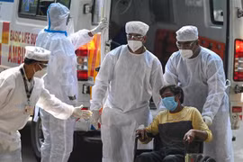 Chuyển bệnh nhân nhiễm COVID-19 tới bệnh viện ở Mumbai, Ấn Độ. (Ảnh: AFP/TTXVN)