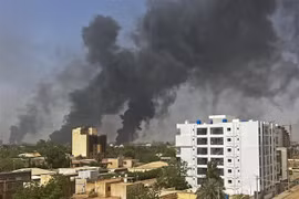 Khói bốc lên sau giao tranh giữa quân đội Sudan và Lực lượng hỗ trợ nhanh (RSF) ở thủ đô Khartoum ngày 16/4/2023. (Ảnh: AFP/TTXVN)