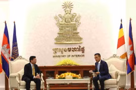 Phó Thủ tướng, Bộ trưởng Bộ Nội vụ Campuchia Sar Sokha (phải) tiếp Đại sứ Việt Nam tại Vương quốc Campuchia Nguyễn Huy Tăng. (Ảnh: Huỳnh Thảo/TTXVN)