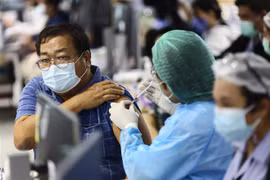 Nhân viên y tế tiêm vaccine phòng COVID-19 cho người dân tại Bangkok, Thái Lan ngày 15/12/2021. (Ảnh: AFP/TTXVN)
