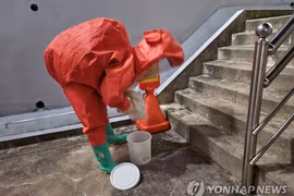 Một lính cứu hỏa thu thập một bưu kiện quốc tế không xác định được chuyển đến một ngôi nhà ở thành phố cảng Busan, cách Seoul 320km về phía Nam, ngày 22 tháng 7 năm 2023. (Nguồn: Yonhap)