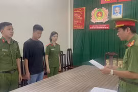 Cơ quan Công an tống đạt các Quyết định khởi tố và Lệnh bắt tạm giam Nguyễn Trung Kiên, trưởng nhóm kinh doanh, đối tượng cầm đầu. (Nguồn: Báo Công an Nhân dân)