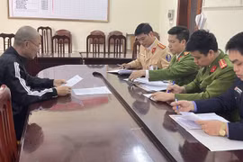 Tài xế say rượu, chống lực lượng CSGT. (Ảnh: Công an Hòa Bình)