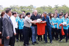 Đại diện đội Bóng đá Nữ Việt Nam tặng chiếc áo thi đấu của Đội tuyển Nữ Việt Nam cho Thủ tướng Phạm Minh Chính và Thủ tướng Australia Anthony Albanese. (Ảnh: Dương Giang/TTXVN)