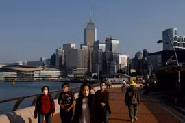 Người dân đeo khẩu trang phòng ngừa COVID-19 ở Hong Kong, Trung Quốc, ngày 28/12/2022. (Nguồn: Reuters)
