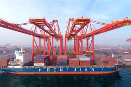 Cảng container ở Nhật Chiếu, tỉnh Sơn Đông, Trung Quốc. (Ảnh: THX/TTXVN)