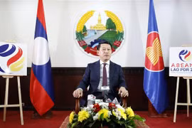 Phó Thủ tướng, Bộ trưởng Bộ Ngoại Giao Lào Saleumxay Kommasith chủ trì họp báo. (Ảnh: Phạm Kiên/TTXVN)
